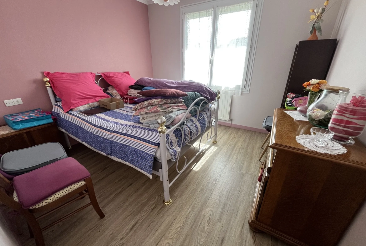 Maison à vendre à Thouars avec 4 chambres, jardin et garage - Quartier calme 
