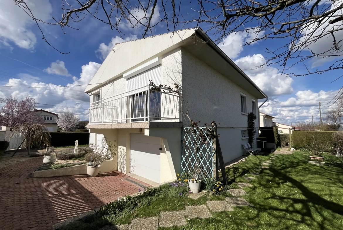 Maison à vendre à Thouars avec 4 chambres, jardin et garage - Quartier calme 