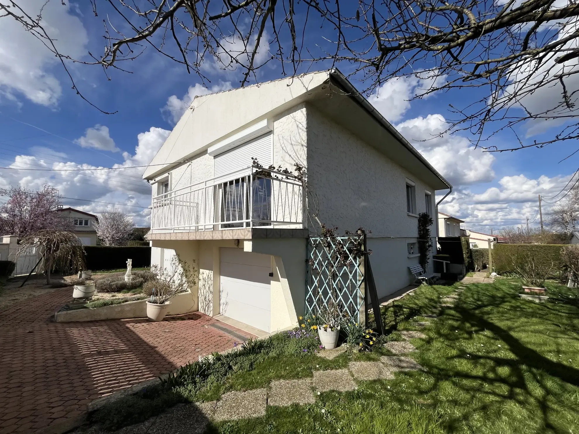 Maison à vendre à Thouars avec 4 chambres, jardin et garage - Quartier calme 