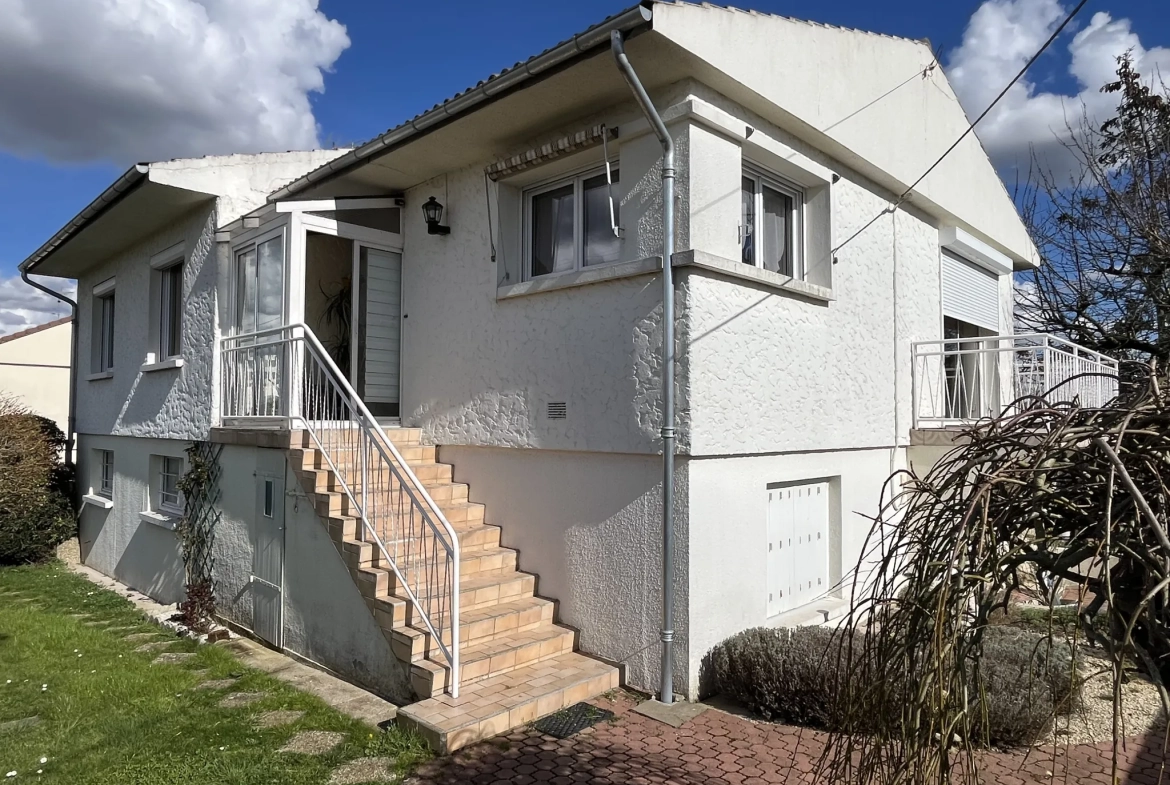 Maison à vendre à Thouars avec 4 chambres, jardin et garage - Quartier calme 