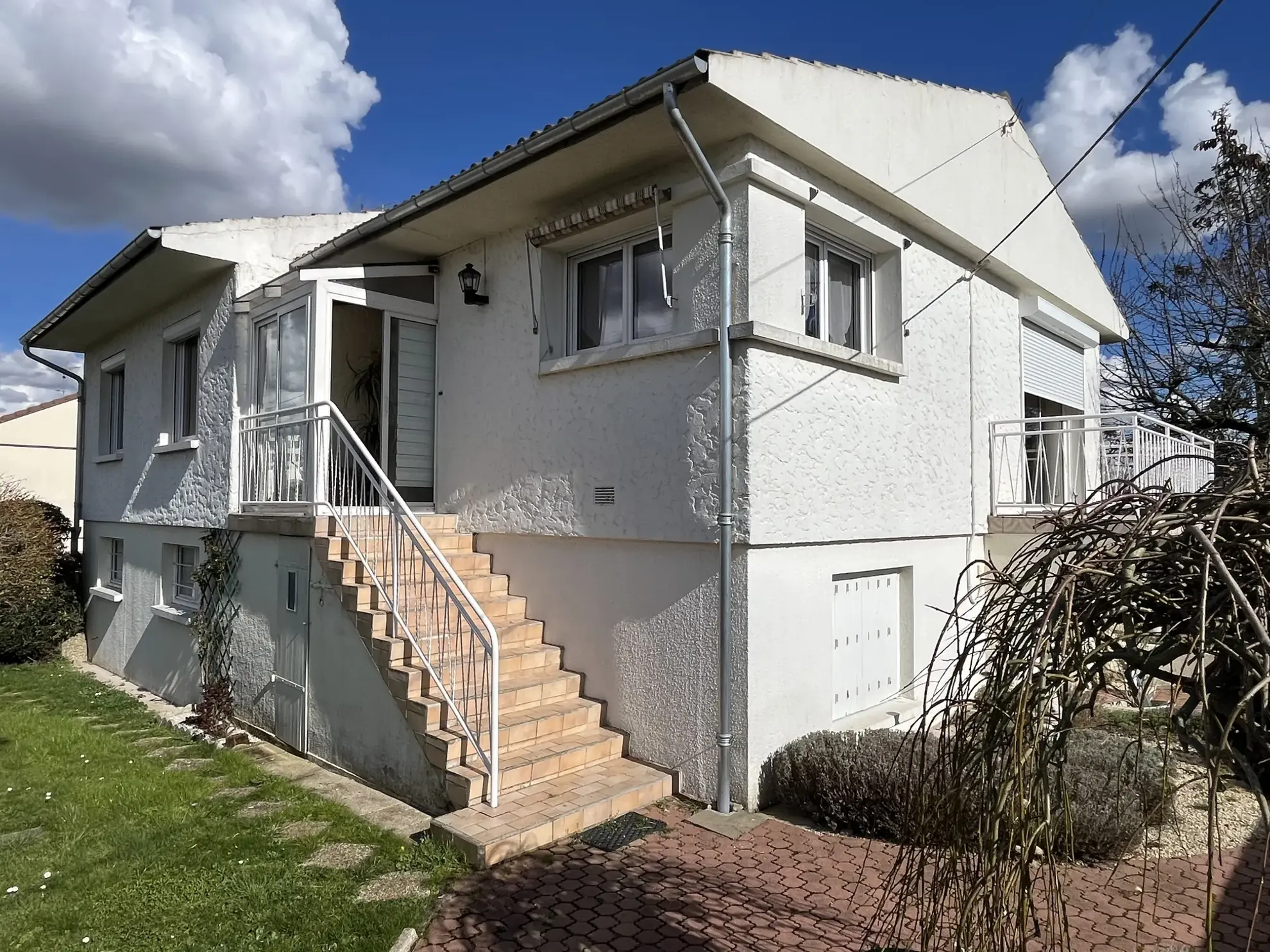 Maison à vendre à Thouars avec 4 chambres, jardin et garage - Quartier calme 