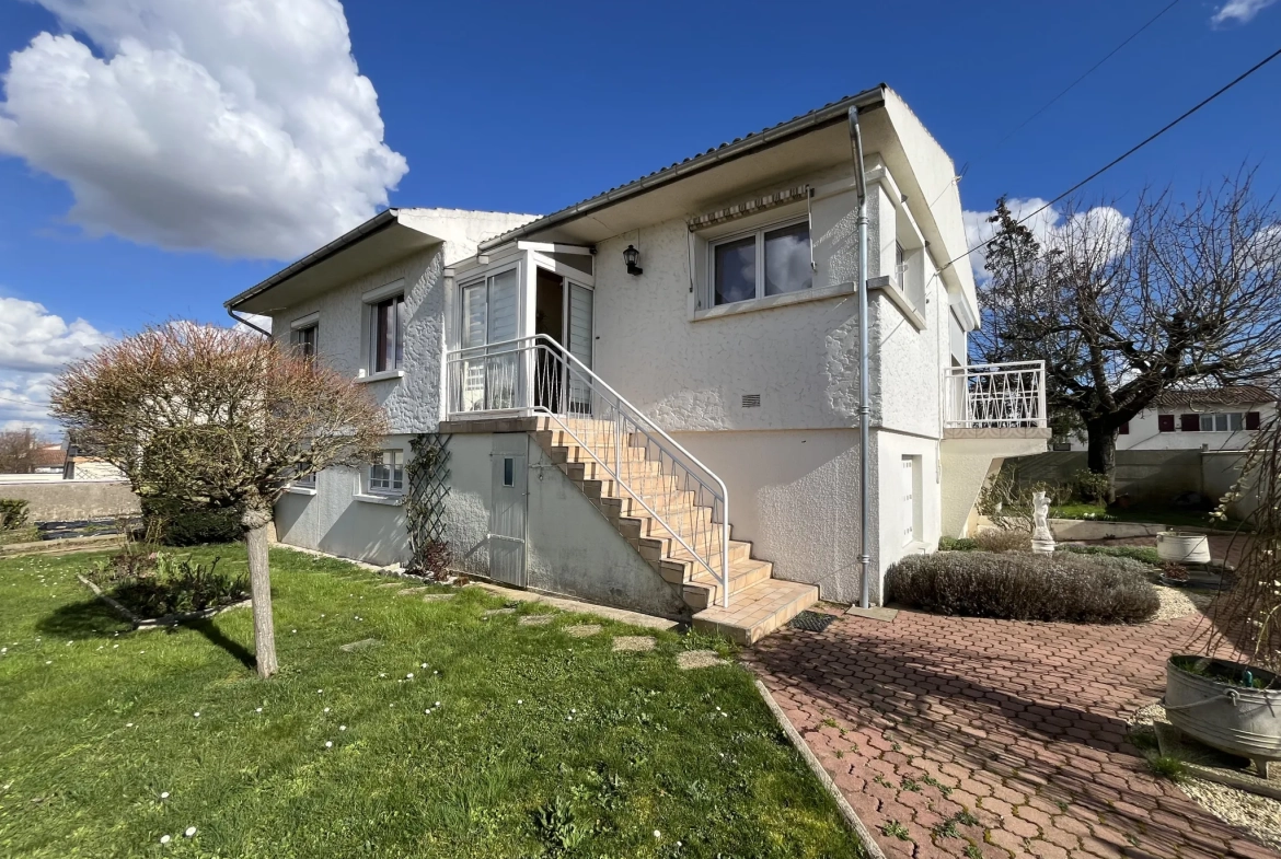 Maison à vendre à Thouars avec 4 chambres, jardin et garage - Quartier calme 