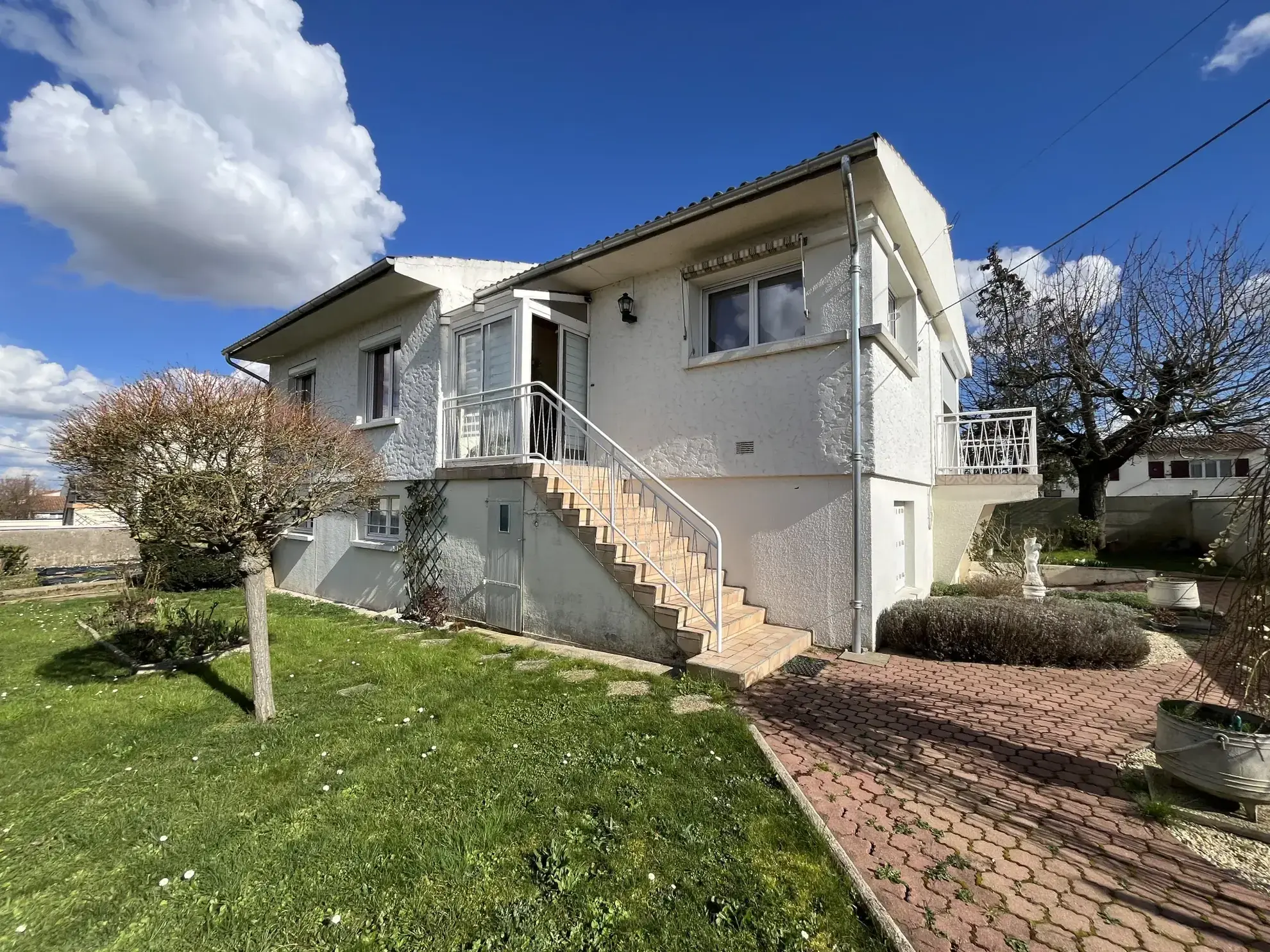 Maison à vendre à Thouars avec 4 chambres, jardin et garage - Quartier calme 