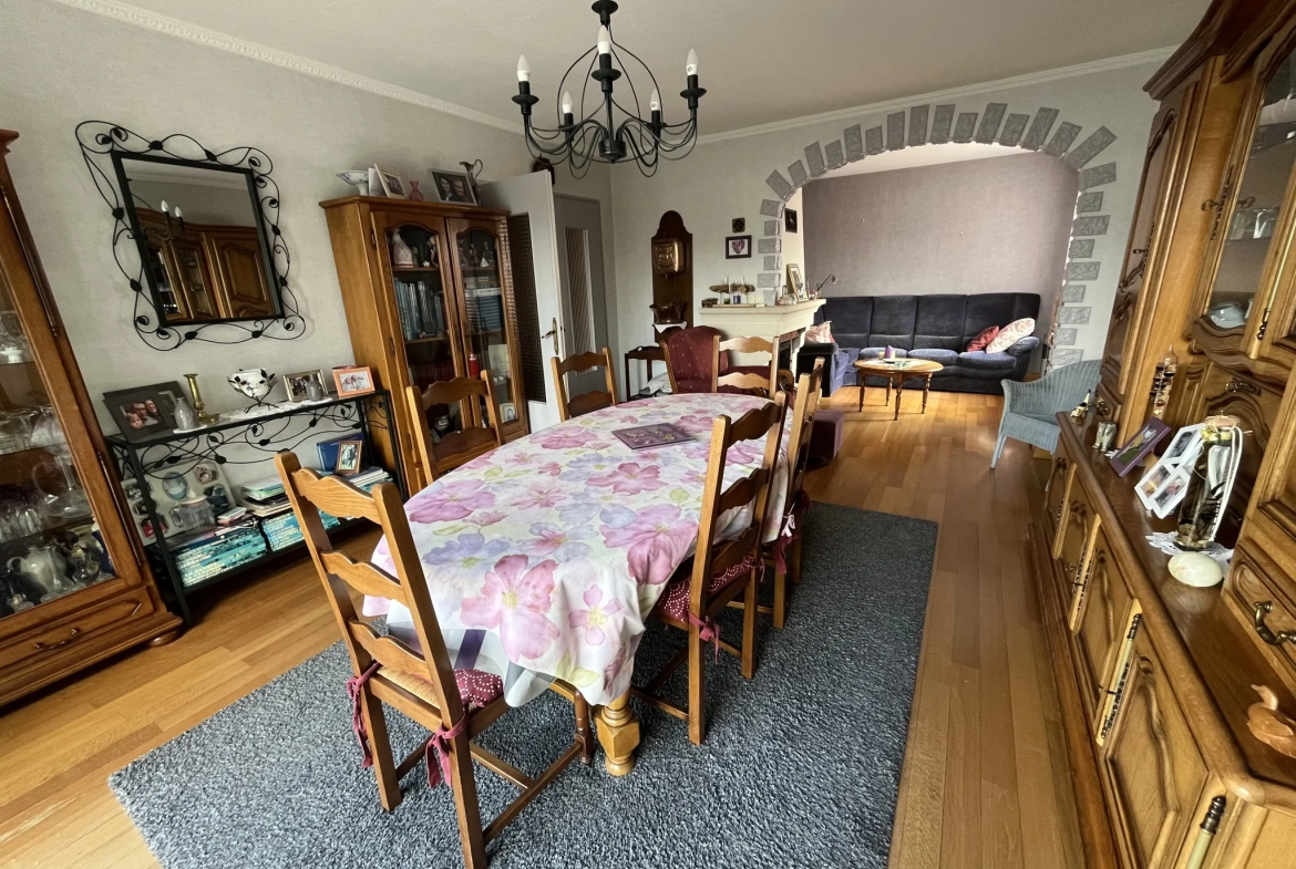 Maison à vendre à Thouars avec 4 chambres, jardin et garage - Quartier calme 