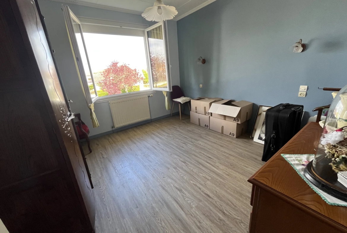 Maison à vendre à Thouars avec 4 chambres, jardin et garage - Quartier calme 