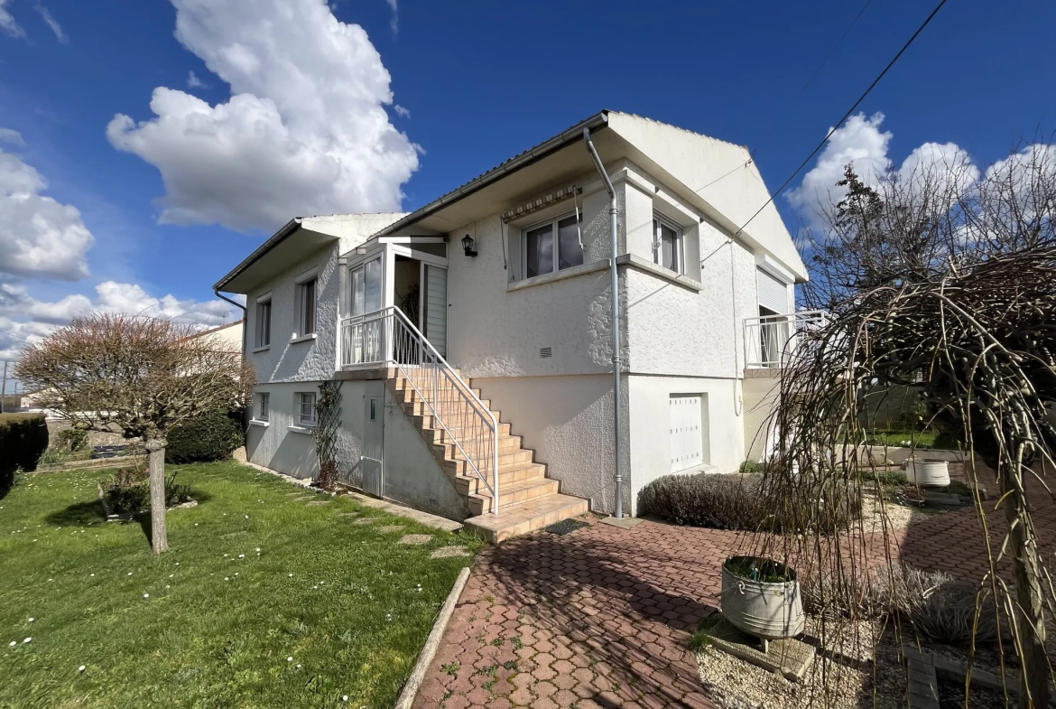 Maison à vendre à Thouars avec 4 chambres, jardin et garage - Quartier calme 