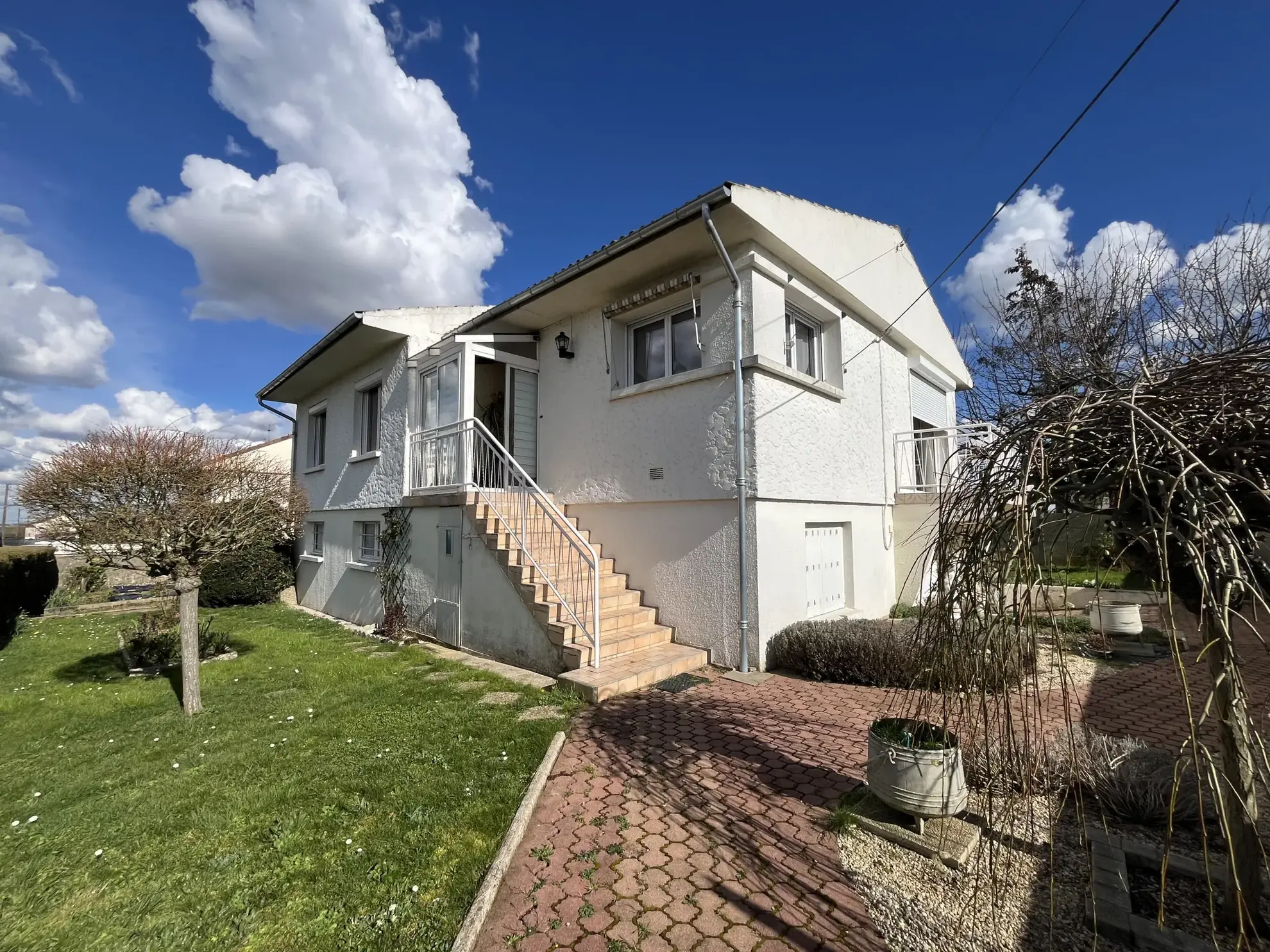Maison à vendre à Thouars avec 4 chambres, jardin et garage - Quartier calme 