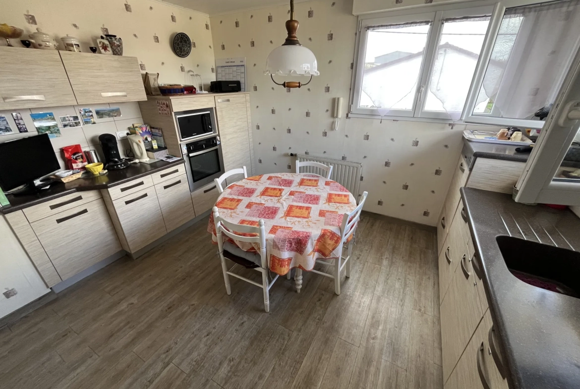 Maison à vendre à Thouars avec 4 chambres, jardin et garage - Quartier calme 