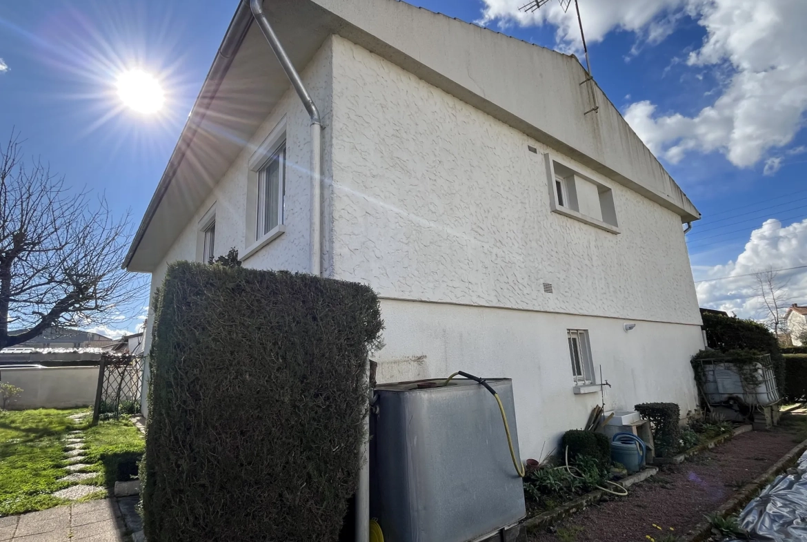 Maison à vendre à Thouars avec 4 chambres, jardin et garage - Quartier calme 