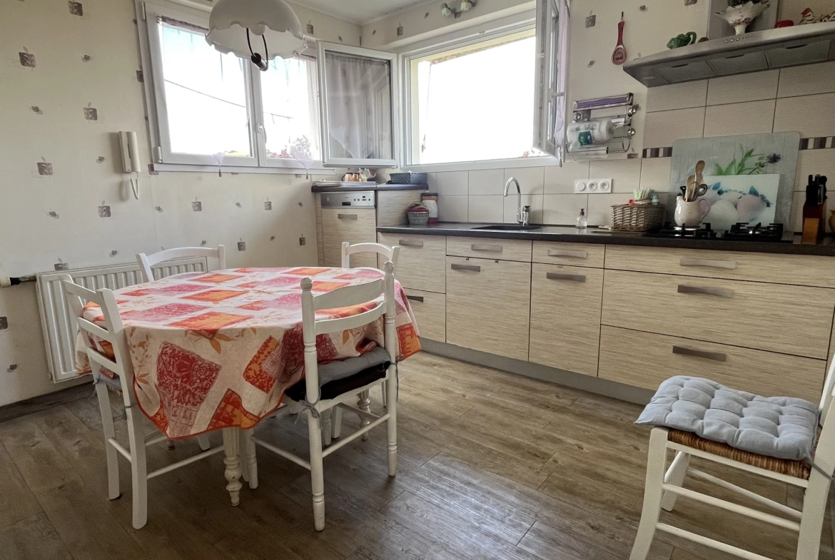 Maison à vendre à Thouars avec 4 chambres, jardin et garage - Quartier calme 