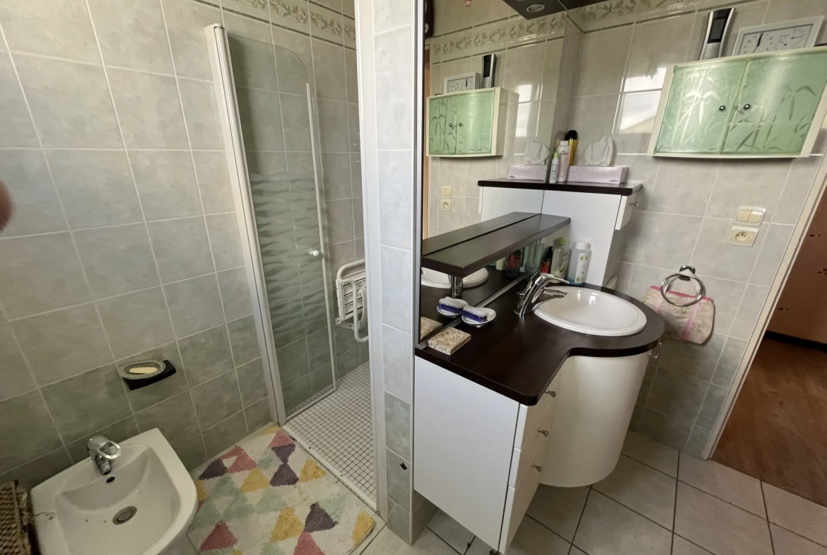 Maison à vendre à Thouars avec 4 chambres, jardin et garage - Quartier calme 