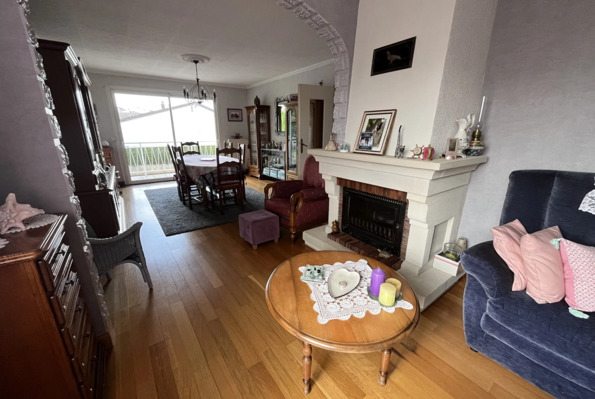 Maison à vendre à Thouars avec 4 chambres, jardin et garage - Quartier calme 
