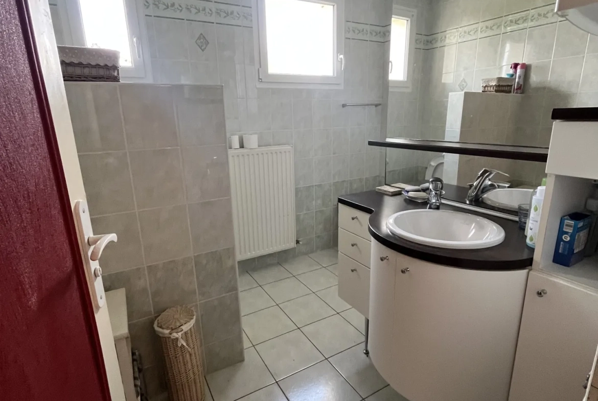 Maison à vendre à Thouars avec 4 chambres, jardin et garage - Quartier calme 