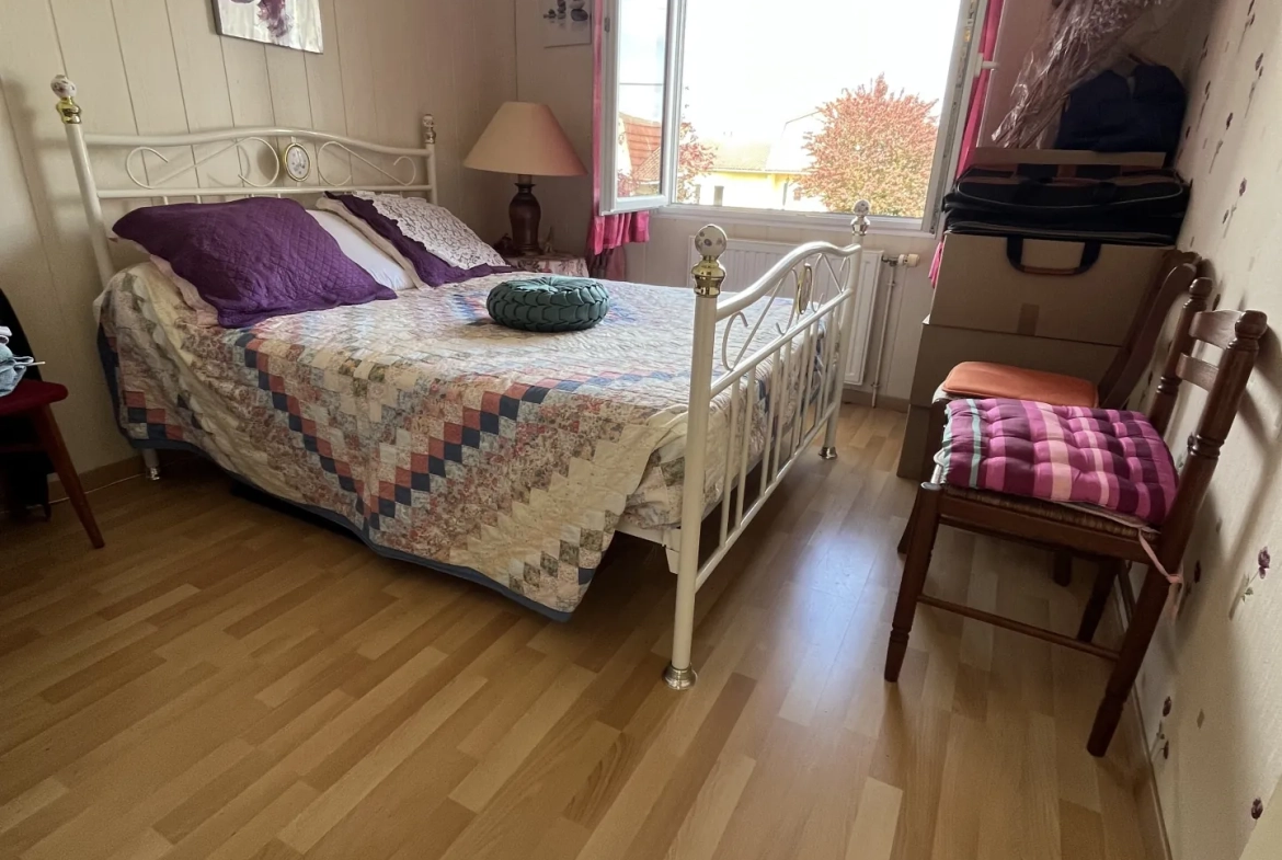 Maison à vendre à Thouars avec 4 chambres, jardin et garage - Quartier calme 