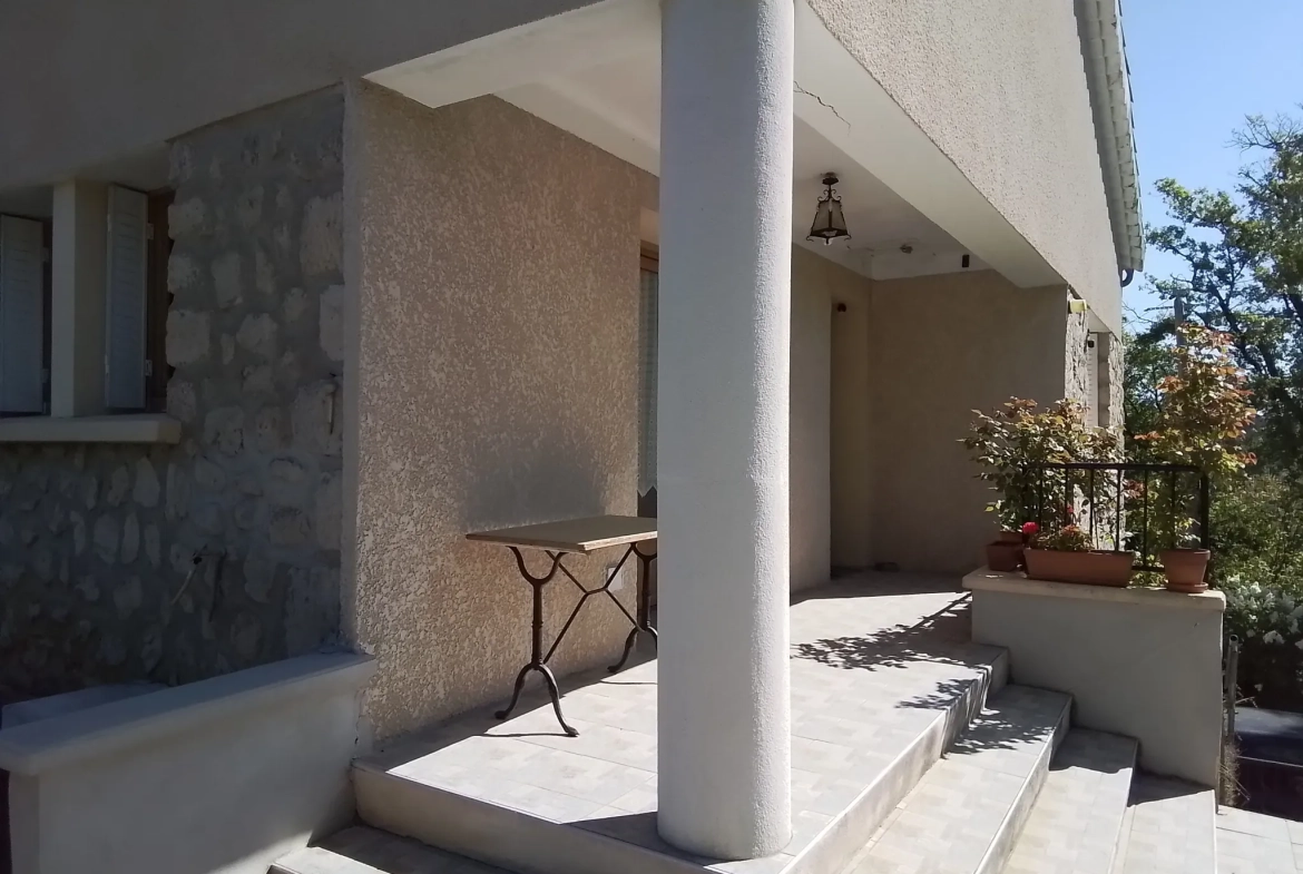 Belle villa ardéchoise de 90 m² avec jardin fleuri et vue exceptionnelle près de Largentière 
