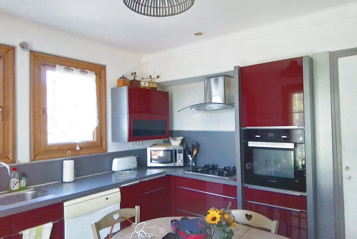 Belle villa ardéchoise de 90 m² avec jardin fleuri et vue exceptionnelle près de Largentière 