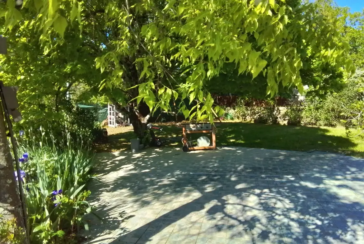 Belle villa ardéchoise de 90 m² avec jardin fleuri et vue exceptionnelle près de Largentière 