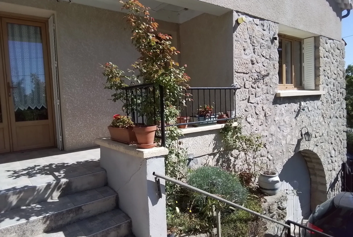 Belle villa ardéchoise de 90 m² avec jardin fleuri et vue exceptionnelle près de Largentière 