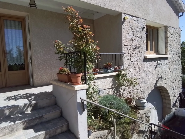 Belle villa ardéchoise de 90 m² avec jardin fleuri et vue exceptionnelle près de Largentière