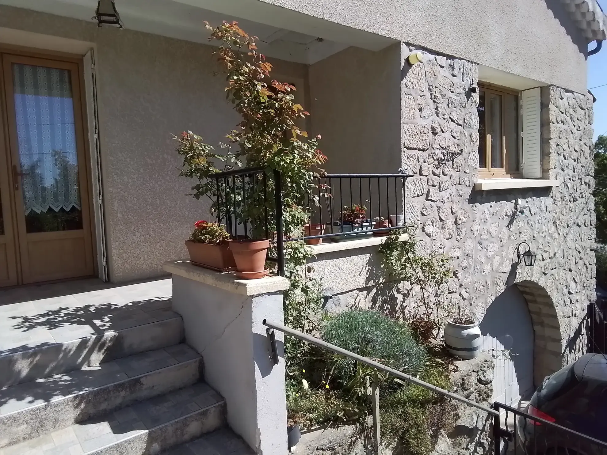 Belle villa ardéchoise de 90 m² avec jardin fleuri et vue exceptionnelle près de Largentière 