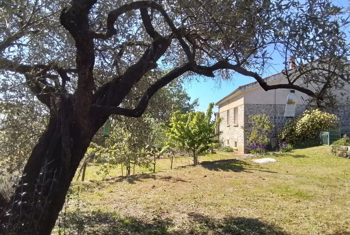 Belle villa ardéchoise de 90 m² avec jardin fleuri et vue exceptionnelle près de Largentière 