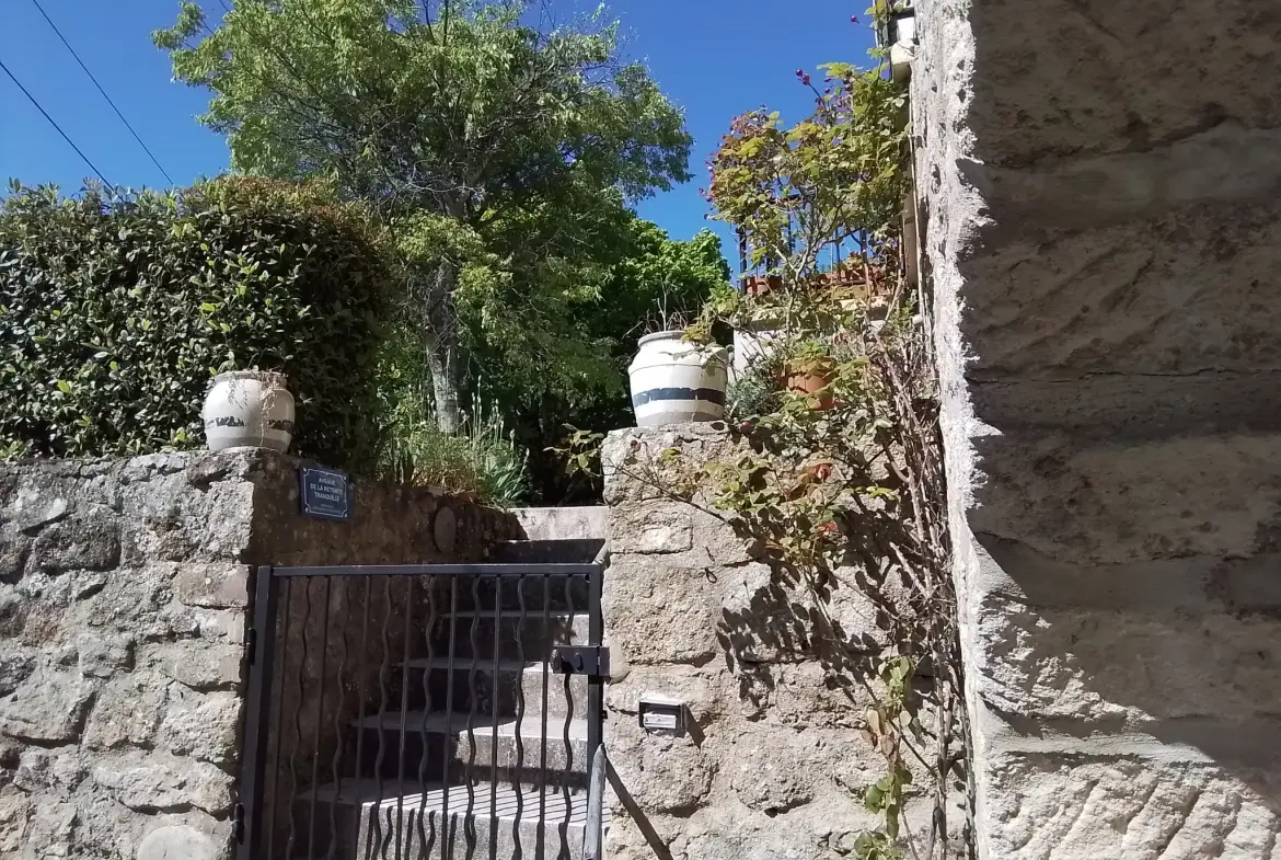 Belle villa ardéchoise de 90 m² avec jardin fleuri et vue exceptionnelle près de Largentière 