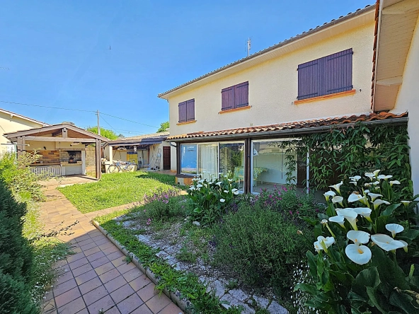 Maison familiale de 133 m² avec jardin, garage et abri camping-car à Villeneuve-sur-Lot