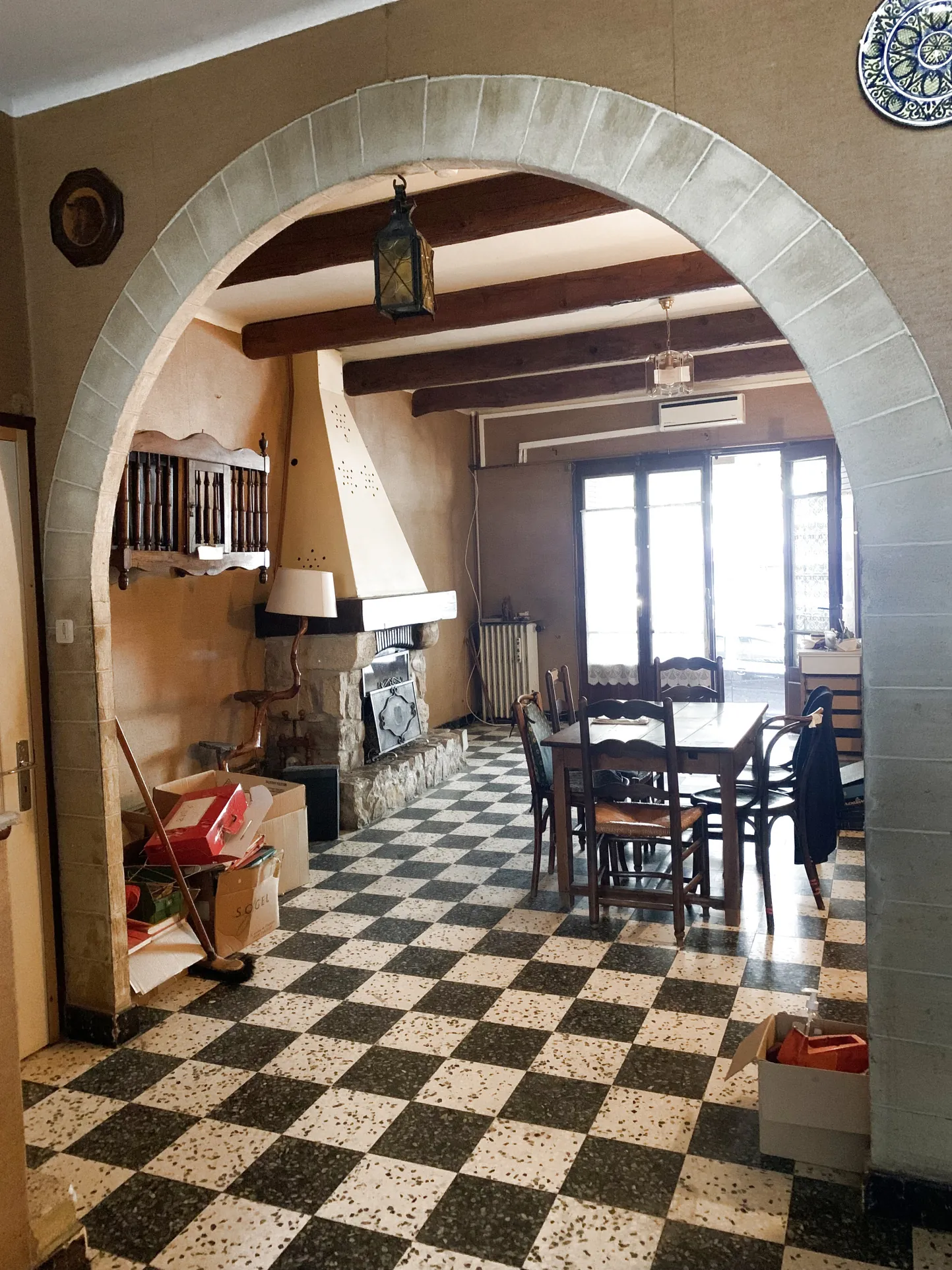 Spacieuse maison familiale à Piolenc avec potentiel d’aménagement 