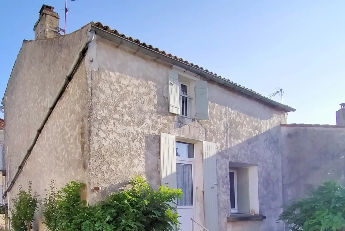 Maison de village à rénover à Meursac - 83 m², proche Royan 