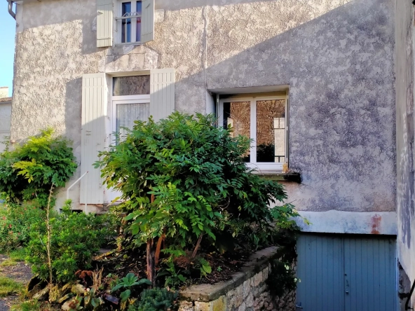 Maison de village à rénover à Meursac - 83 m², proche Royan 
