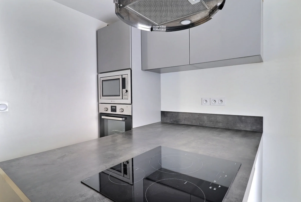 Charmant appartement de 70 m² avec parking, cave et vue dégagée à Marseille, secteur Montolivet-Saint Just 