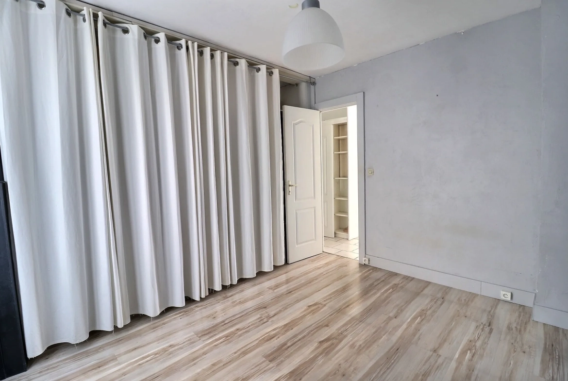 Charmant appartement de 70 m² avec parking, cave et vue dégagée à Marseille, secteur Montolivet-Saint Just 