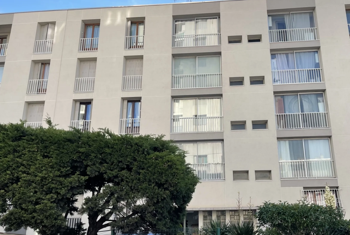 Charmant appartement de 70 m² avec parking, cave et vue dégagée à Marseille, secteur Montolivet-Saint Just 