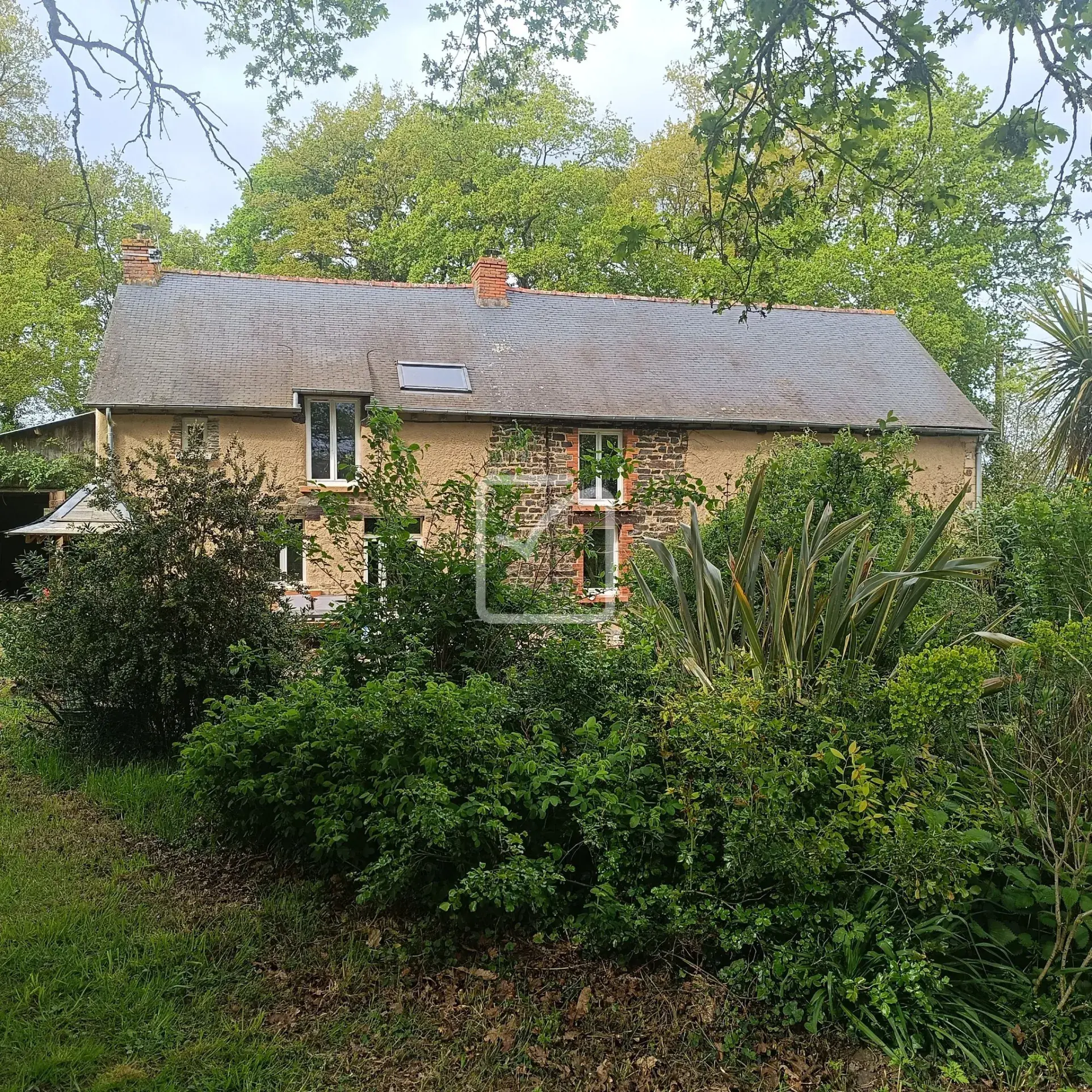 Longère rénovée de 165 m2 avec grand terrain à Mauron en campagne 