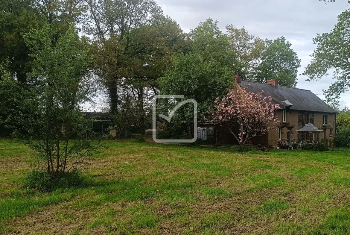 Longère rénovée de 165 m2 avec grand terrain à Mauron en campagne 
