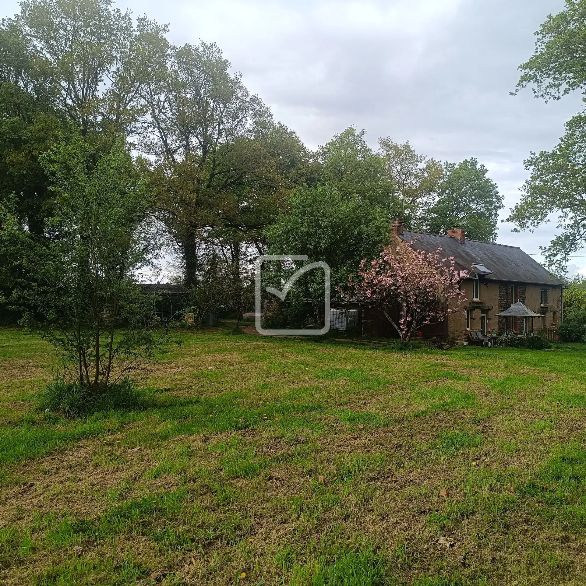 Longère rénovée de 165 m2 avec grand terrain à Mauron en campagne 