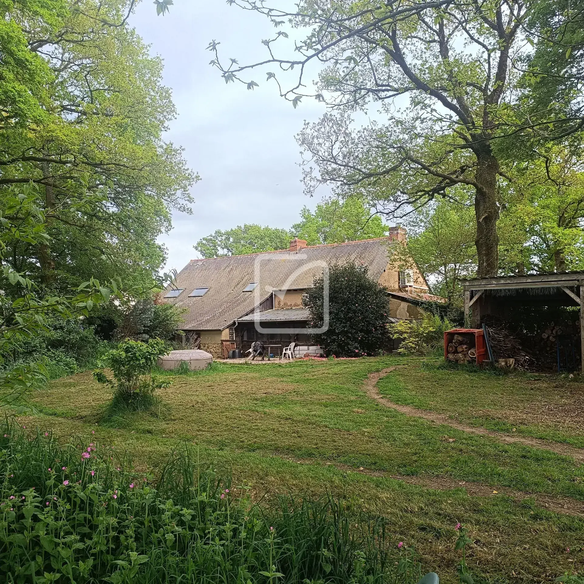 Longère rénovée de 165 m2 avec grand terrain à Mauron en campagne 