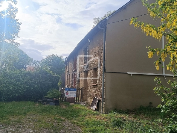 Longère rénovée de 165 m2 avec grand terrain à Mauron en campagne 