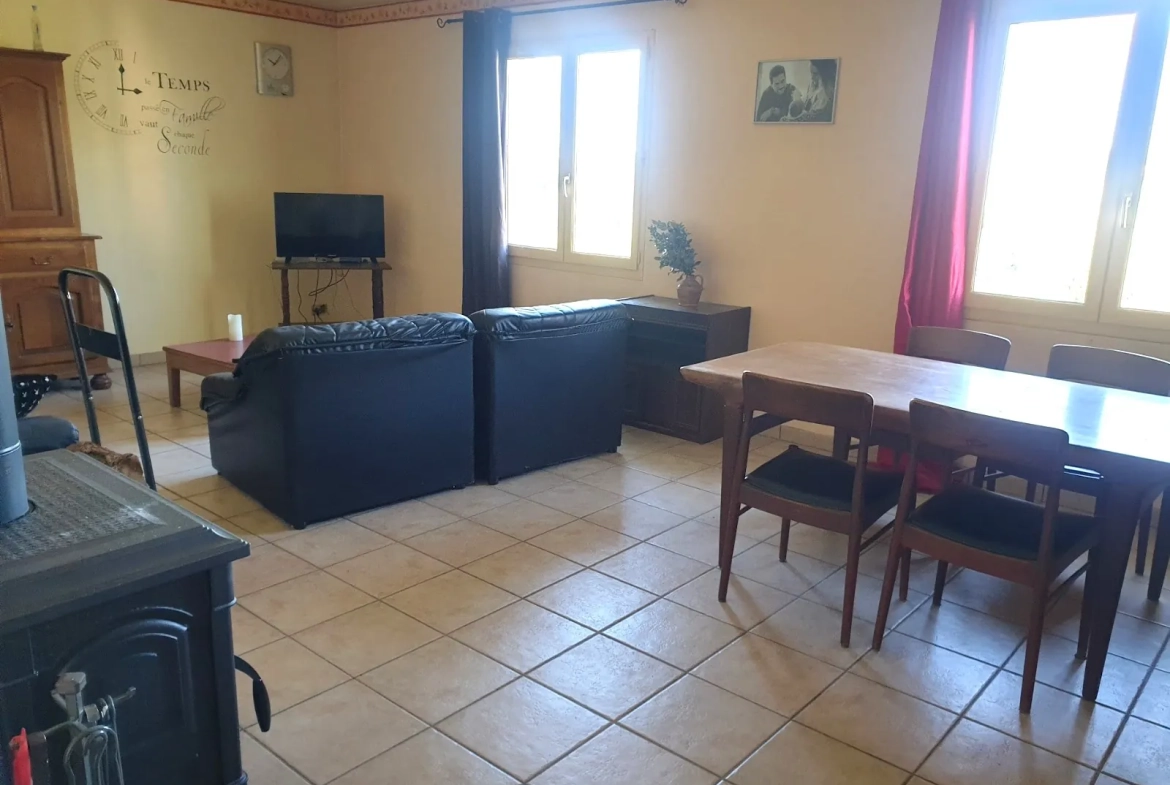 Grande maison jumelée avec terrain plat à Noailles, 14 pièces et vue magnifique 