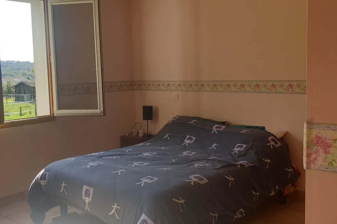 Grande maison jumelée avec terrain plat à Noailles, 14 pièces et vue magnifique 