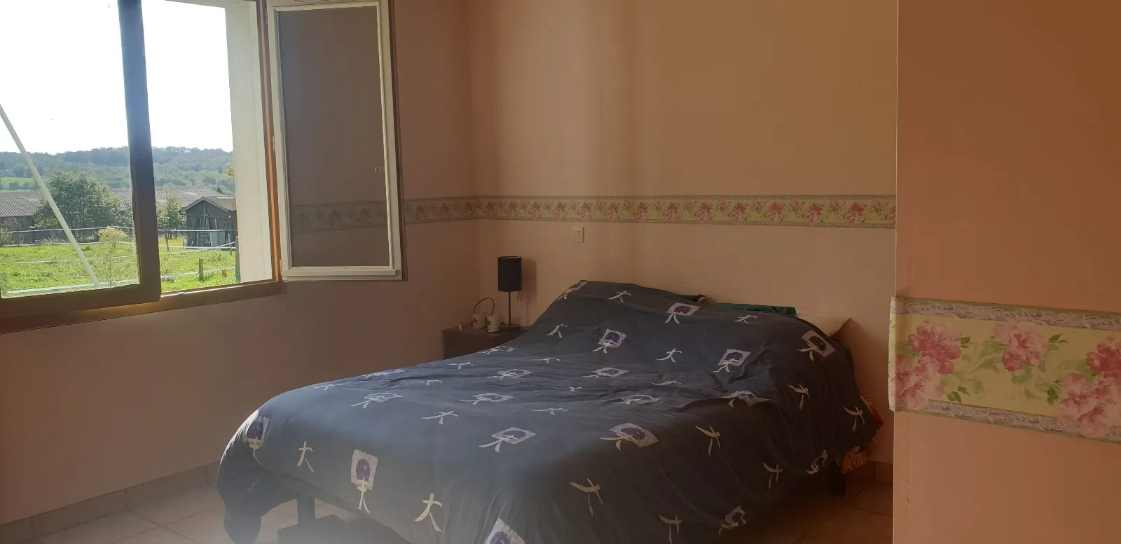 Grande maison jumelée avec terrain plat à Noailles, 14 pièces et vue magnifique 