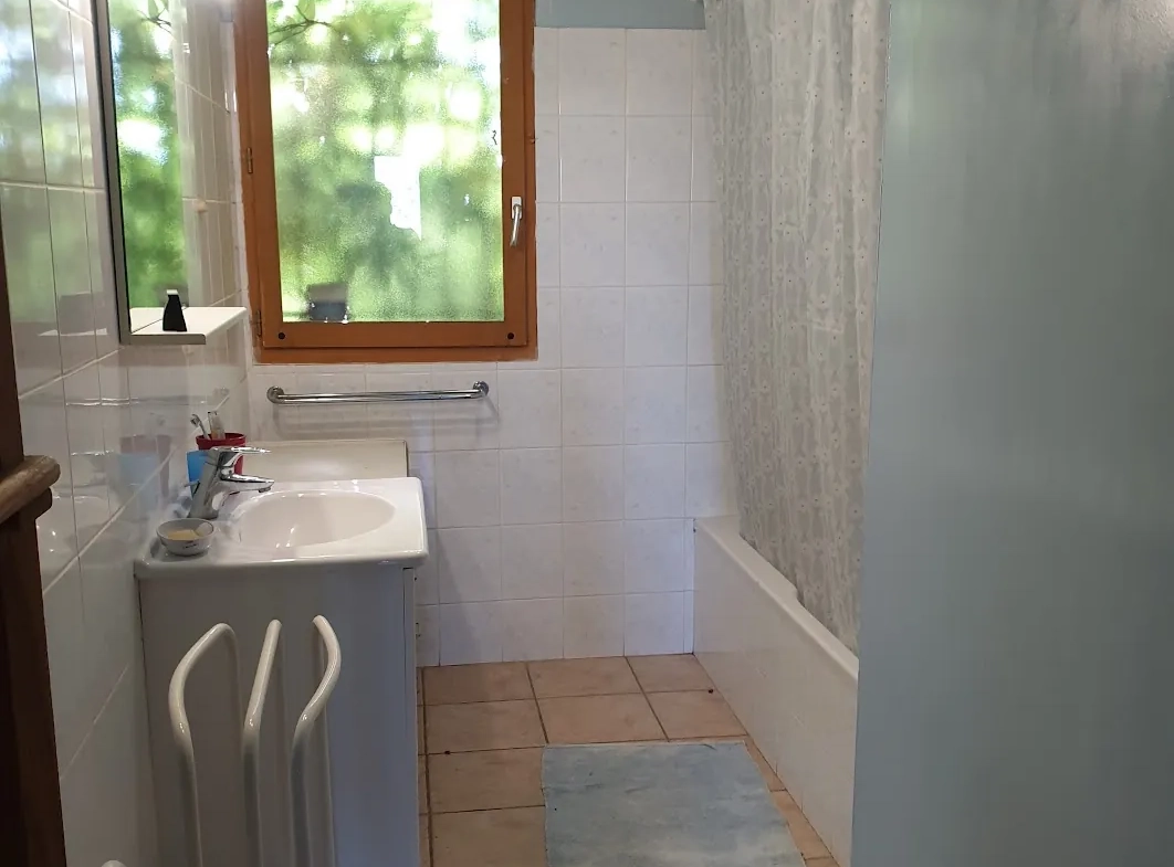 Grande maison jumelée avec terrain plat à Noailles, 14 pièces et vue magnifique 