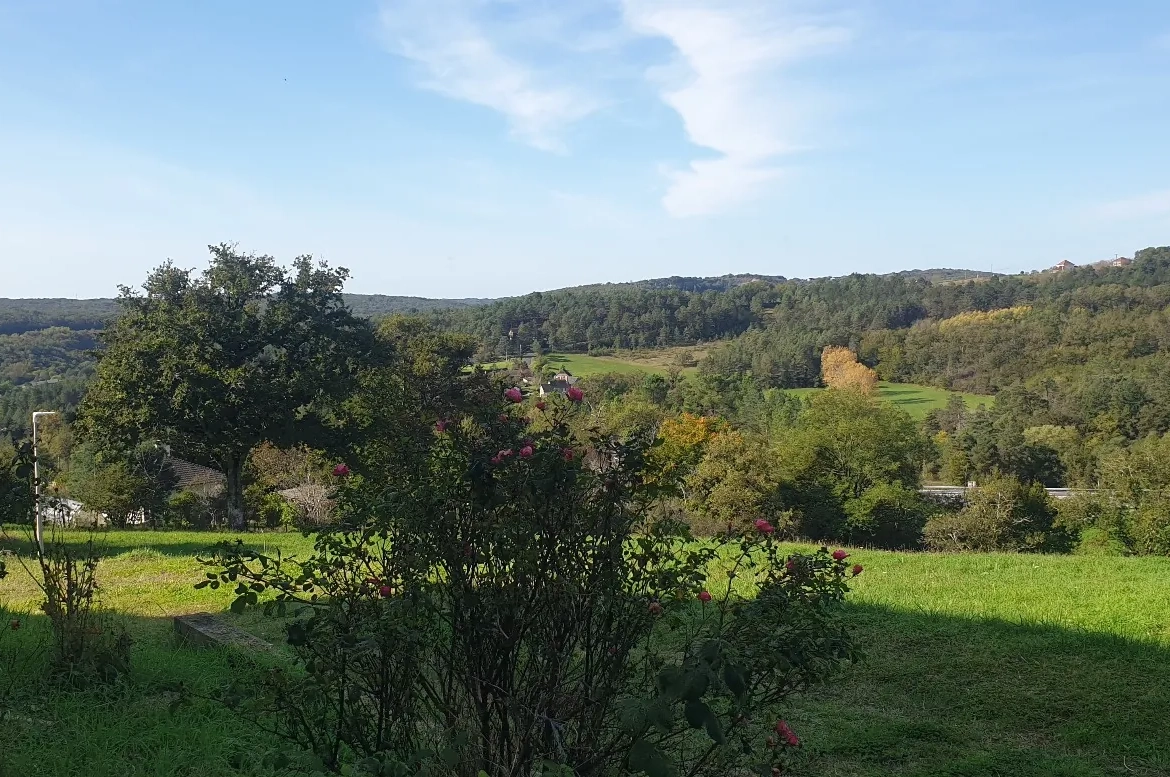 Grande maison jumelée avec terrain plat à Noailles, 14 pièces et vue magnifique 