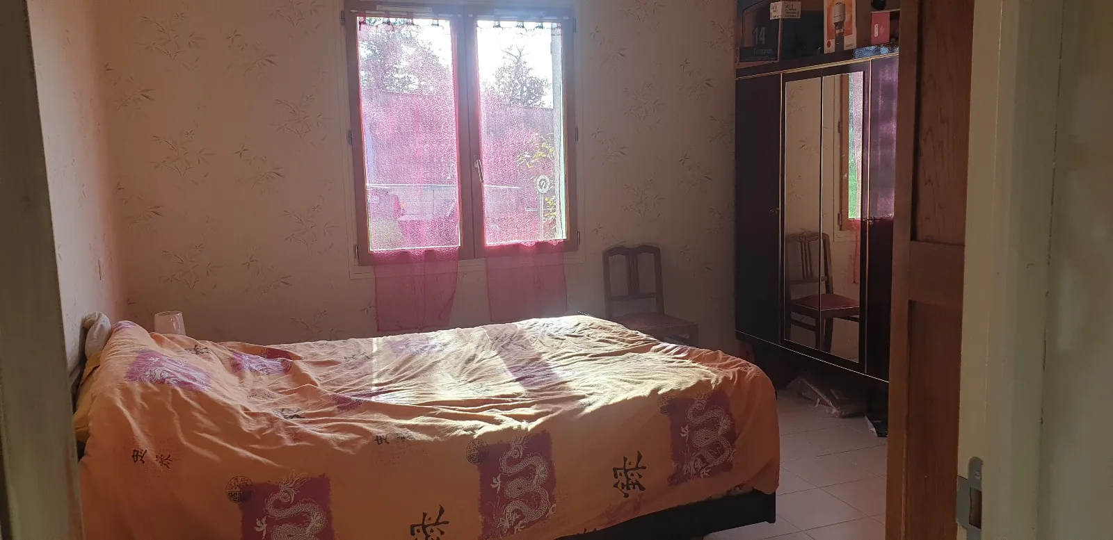Grande maison jumelée avec terrain plat à Noailles, 14 pièces et vue magnifique 