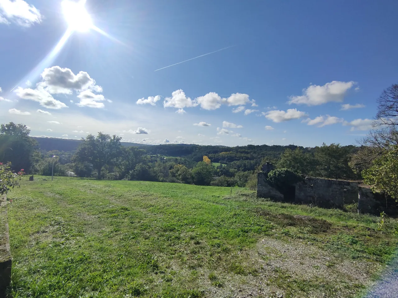 Grande maison jumelée avec terrain plat à Noailles, 14 pièces et vue magnifique 