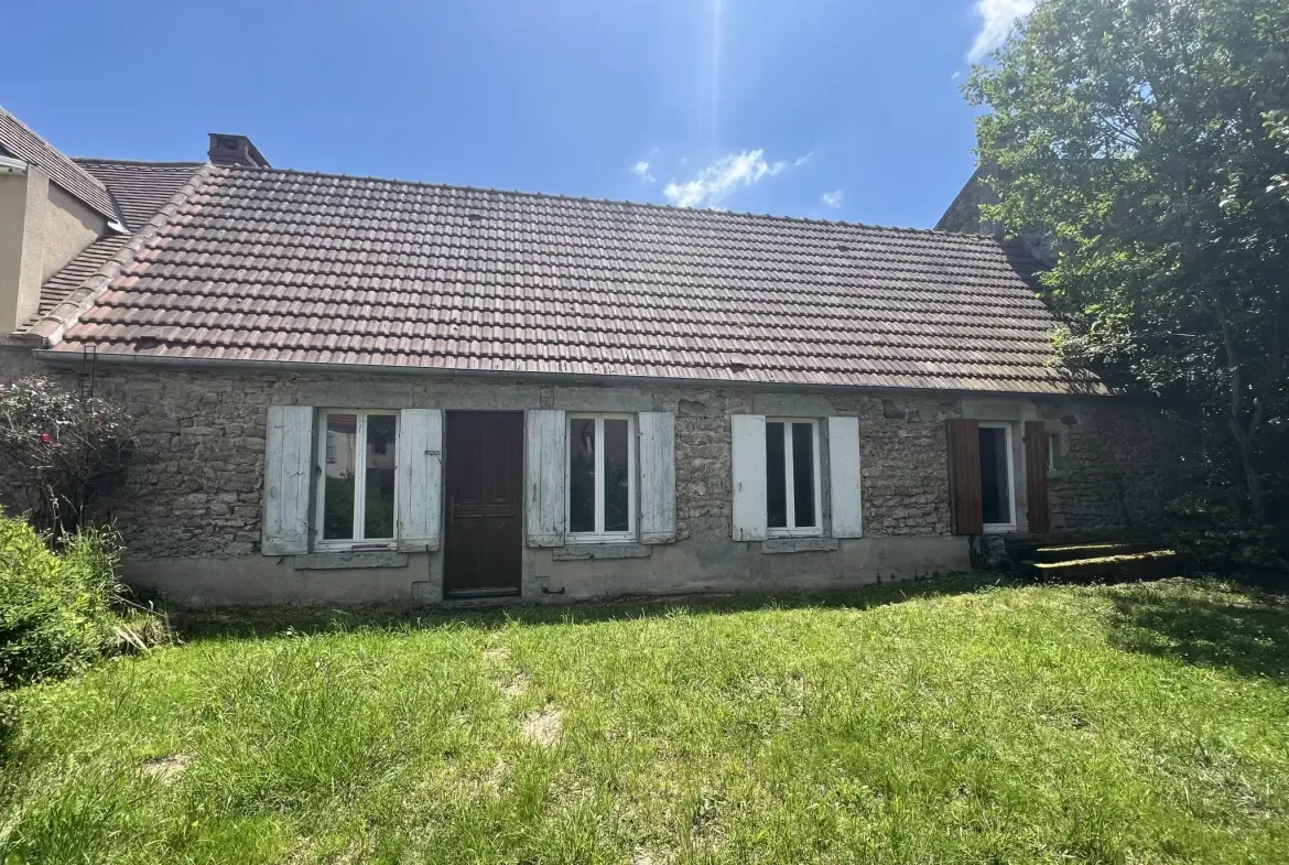 Maison en pierres apparentes à rénover à Corbigny avec grand terrain 