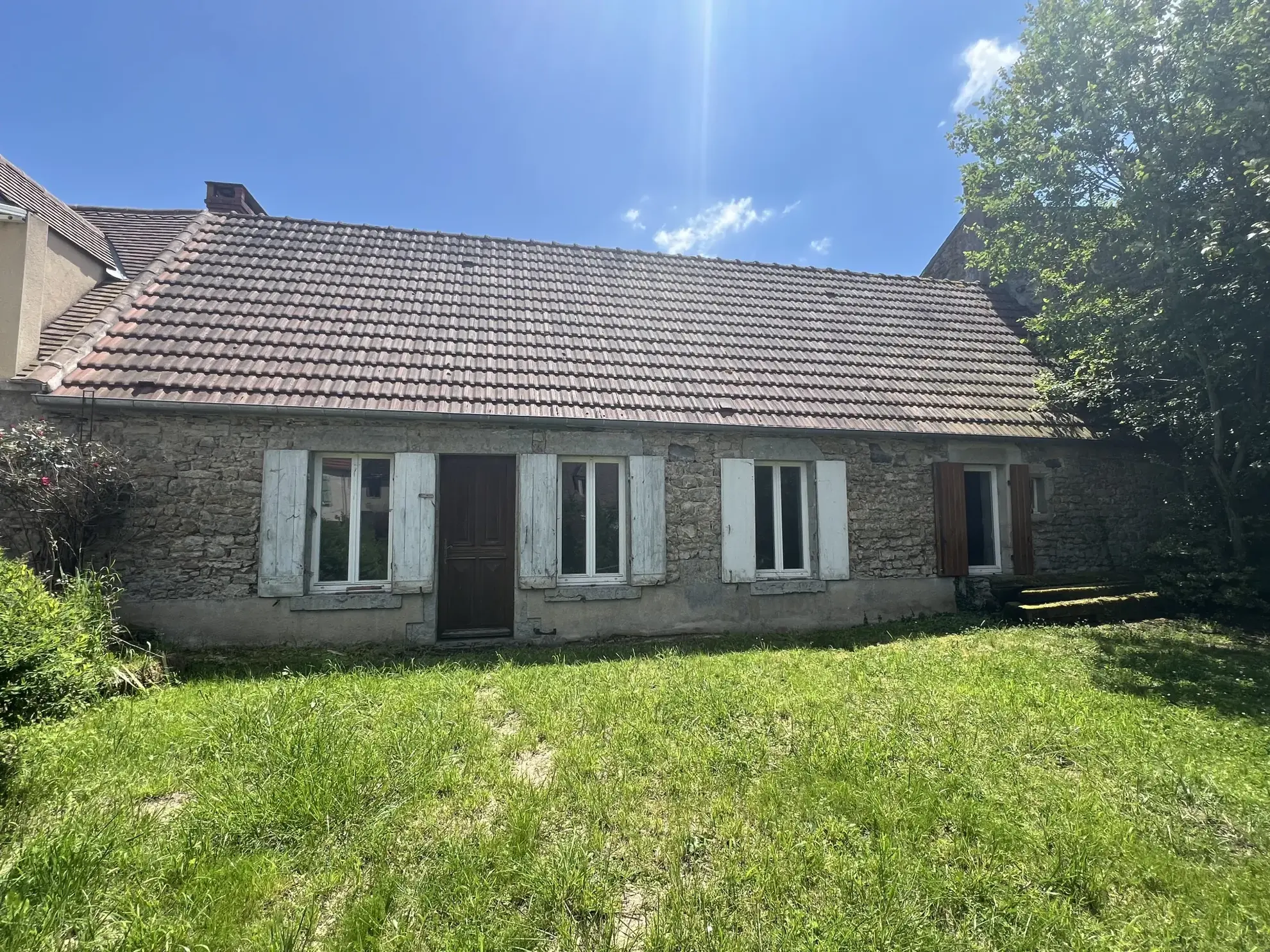 Maison en pierres apparentes à rénover à Corbigny avec grand terrain 
