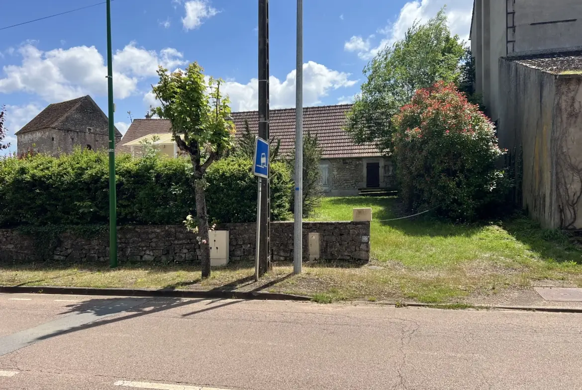 Maison en pierres apparentes à rénover à Corbigny avec grand terrain 