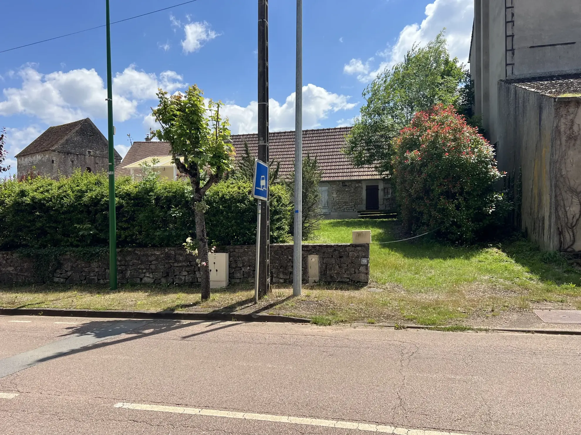 Maison en pierres apparentes à rénover à Corbigny avec grand terrain 