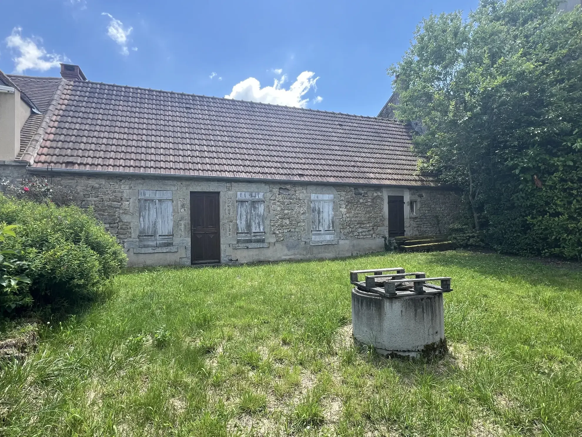Maison en pierres apparentes à rénover à Corbigny avec grand terrain 